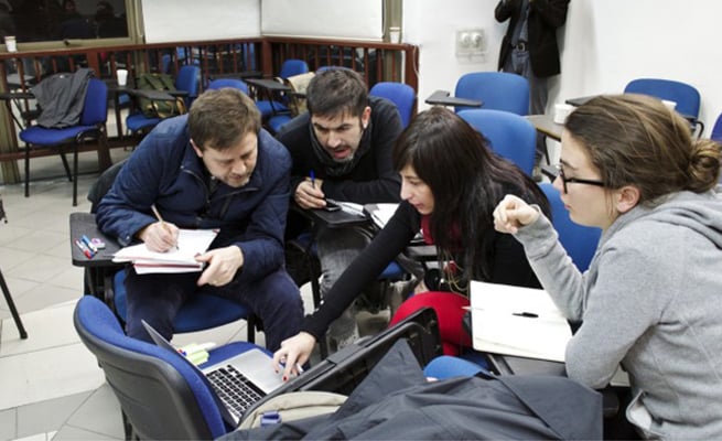 Trabajo en grupos durante un card sorting