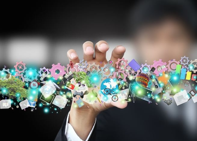 Hombre atrapando contenidos con su mano