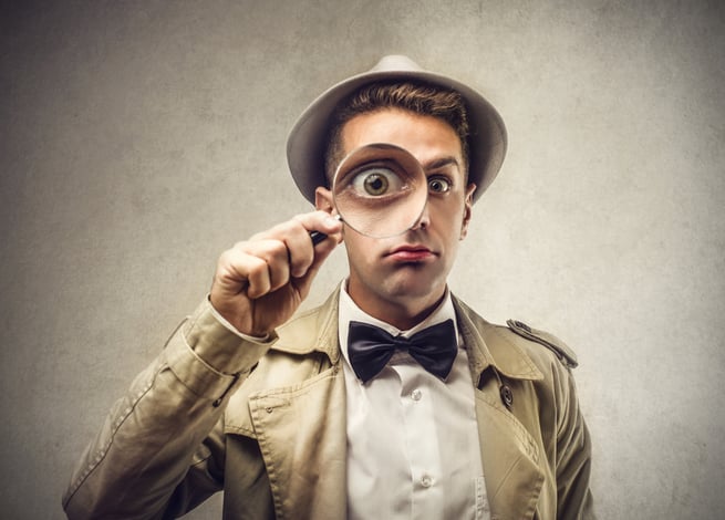 Investigador con su lupa