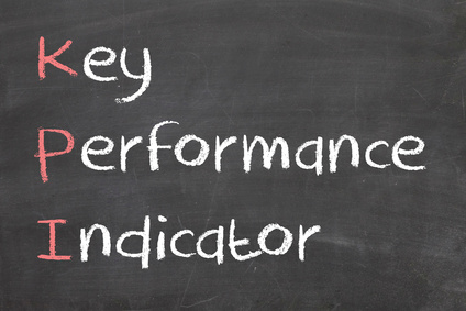 pizarra con las palabras key performance indicator
