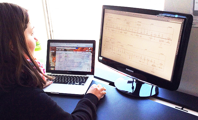 persona trabajando frente al computador