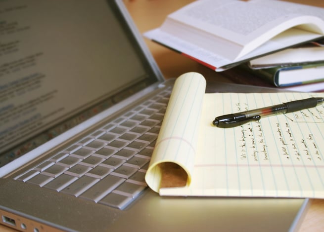 Block de notas sobre el teclado de una laptop