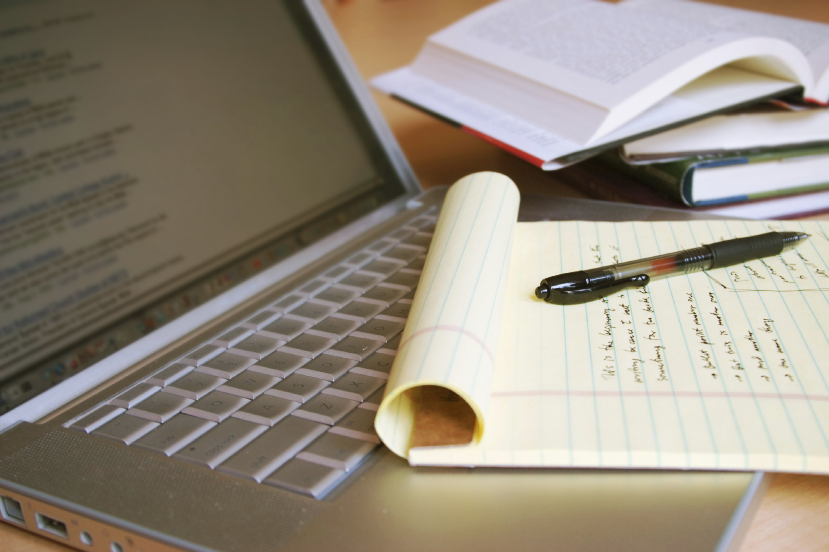 Block de notas sobre el teclado de una laptop