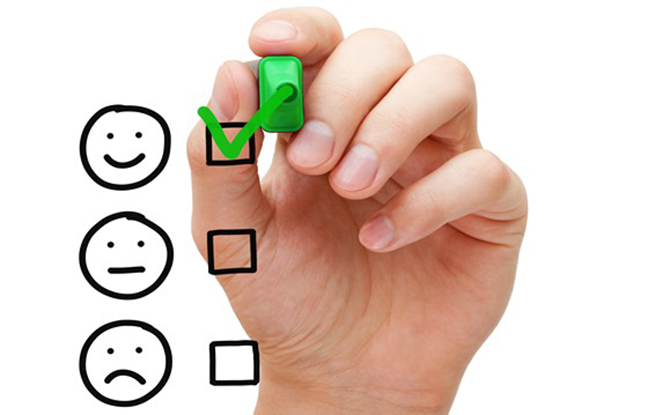 Mano marcando una opción en una encuesta