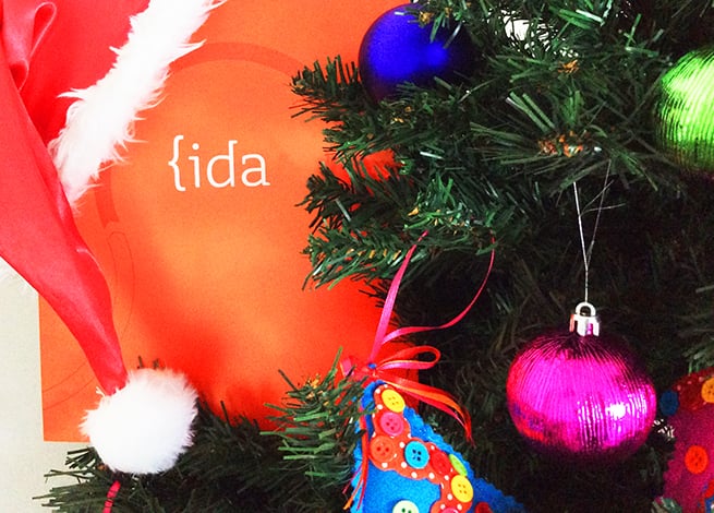 Carpeta IDA en un árbol de navidad