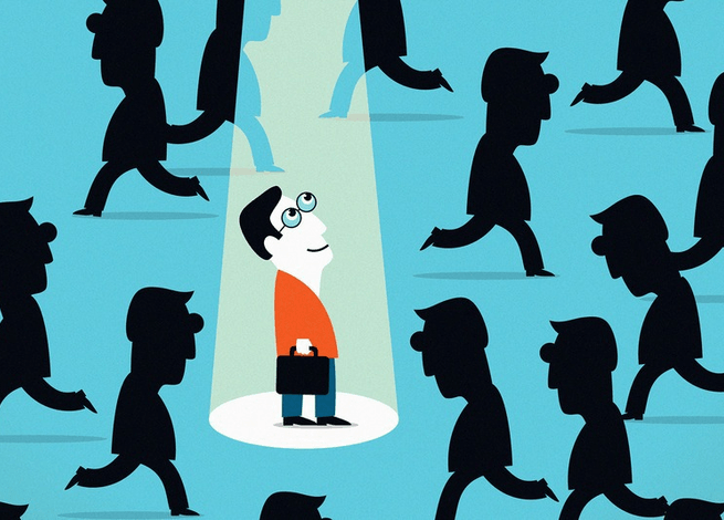 Hombre iluminado en una multitud