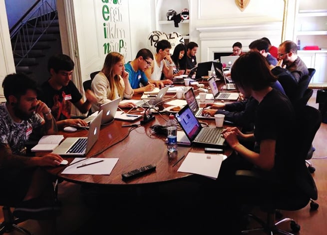 Personas trabajando en sus computadores en un taller