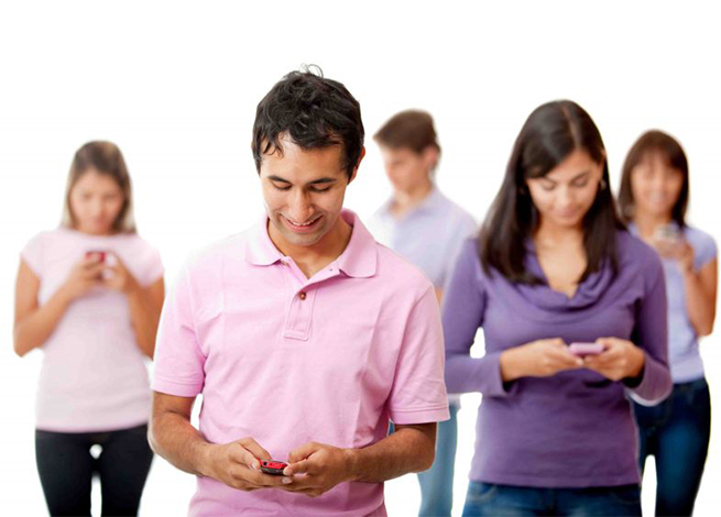Personas usando sus smartphones