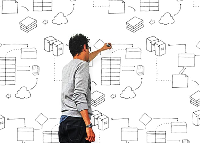 desarrollador dibujando en una pizarra