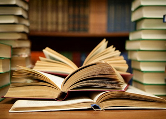 Libros en una biblioteca