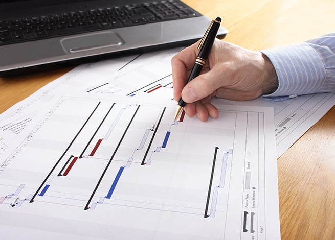 Persona trabajando en una carta gantt