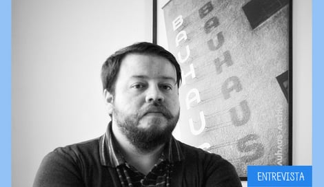 Imagen de Rodrigo Vera, reuniendo a los profesionales UX