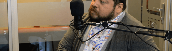 Rodrigo Vera, conversando con el microfono.