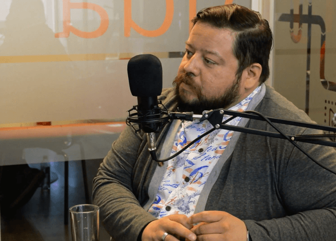 Rodrigo Vera, conversando con el microfono.