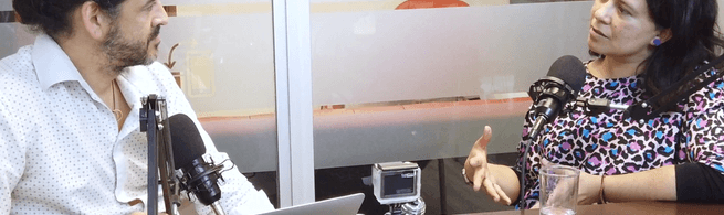 Max Martín conversa con Andrea Zamora, mientras son grabados.