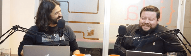 Max Martín y Rodrigo Vera, sonríen en el espacio de grabación con sus computadores y micrófonos.