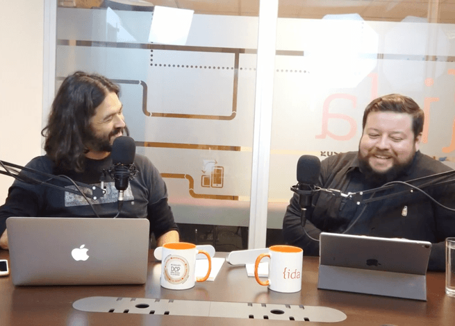 Max Martín y Rodrigo Vera, sonríen en el espacio de grabación con sus computadores y micrófonos.