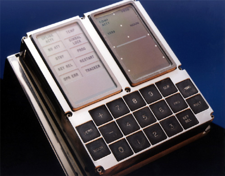 Interfaz de usuario DSKY del computador del Apolo.