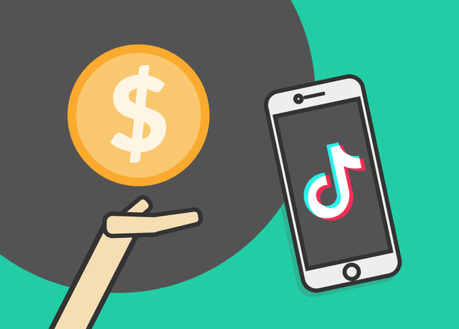 Una mano sostiene dinero apuntando a un celular con la app TikTok.