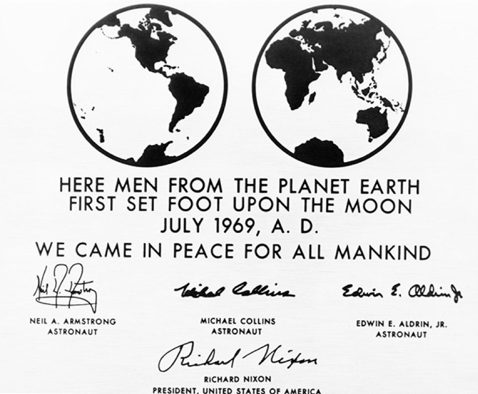 Placa oficial de la NASA en el primer viaje a la Luna.