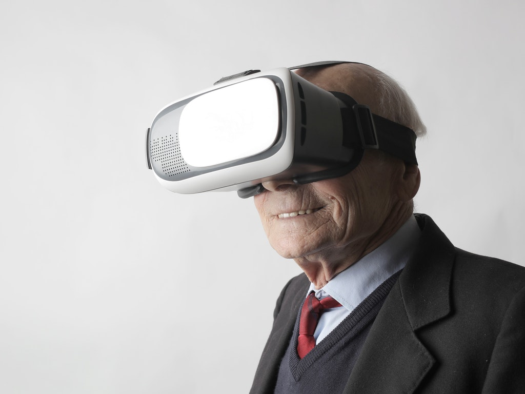 Adulto mayor con un dispositivo VR.