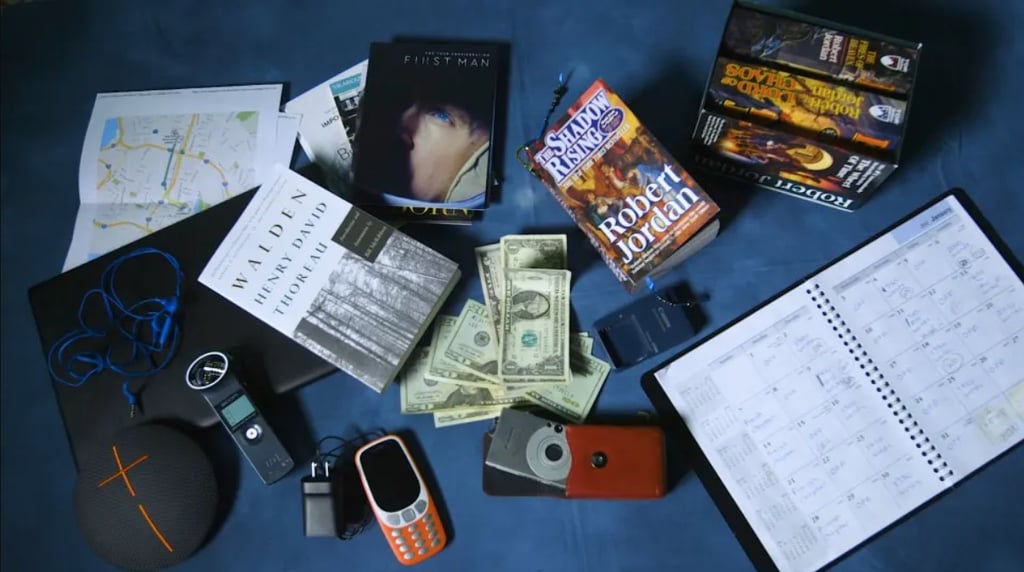 teléfono antiguo, libreta, libro, dinero físico, audífonos, libro y película. 