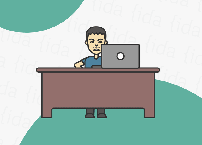 persona tras un computador con cara de enojo.