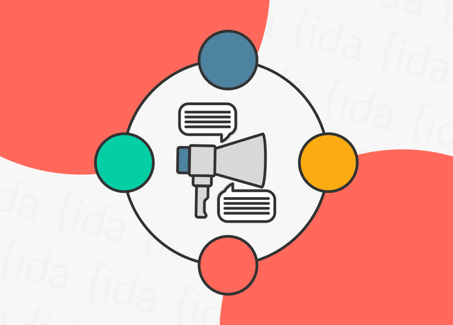 megáfono con burbujas de texto a su alrededor, lo que hace referencia a una Content Strategy.