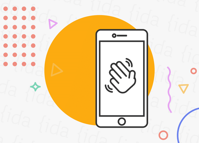 Celular con el logo de Clubhouse en su interior.