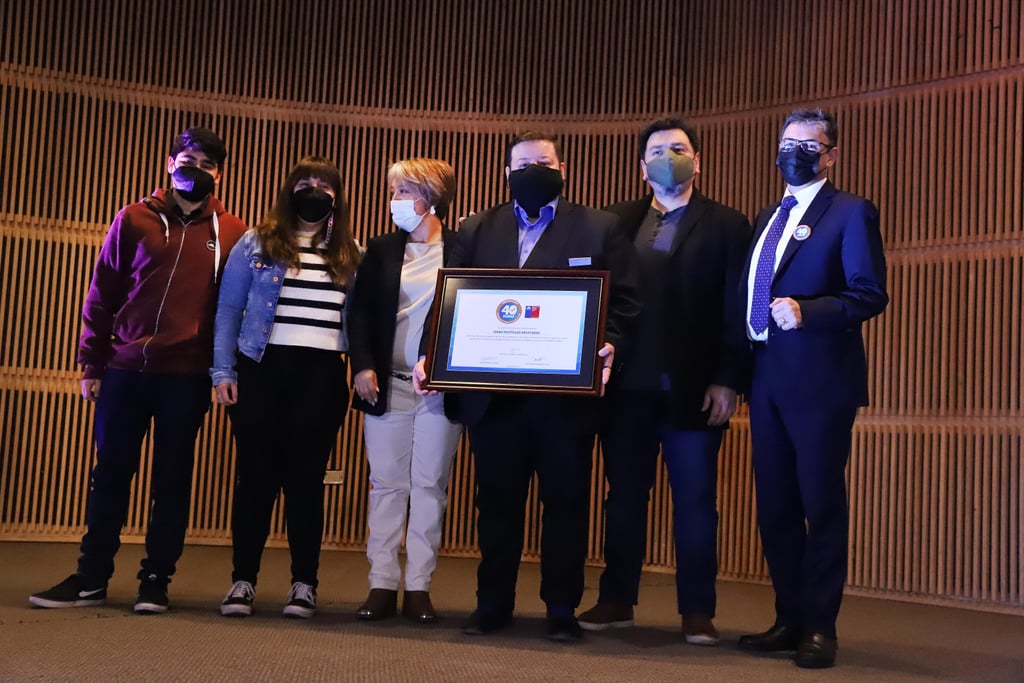 Nuestro equipo recibe el sello 40 horas por parte de la ministra Jeannette Jara y el ministro Flavio Salazar.